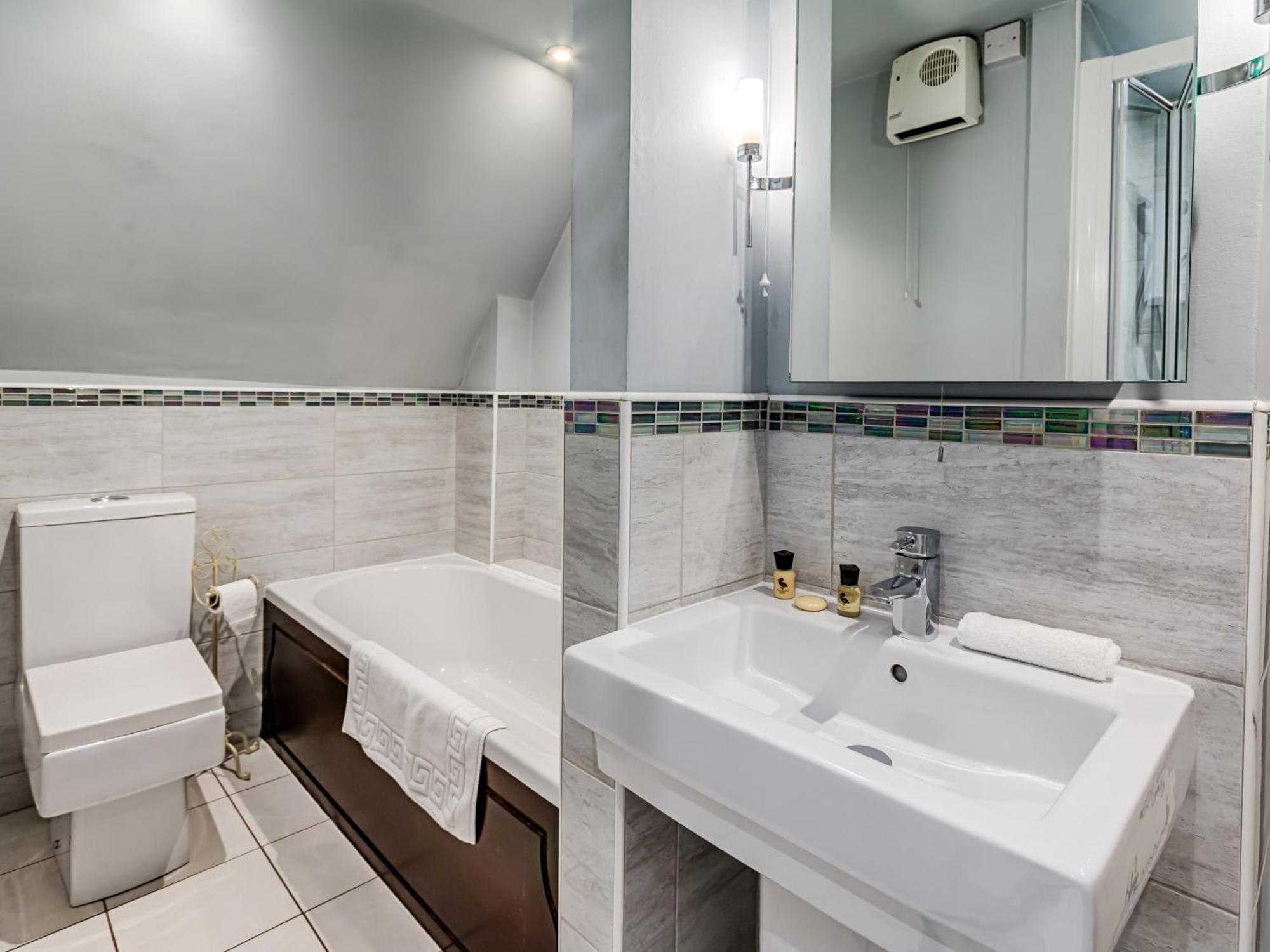 The Crown Inn Peterborough Room photo